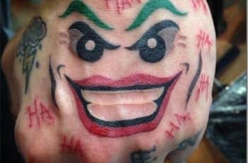 Efectos en tatuaje sonrisa en la mano a 2 estilos