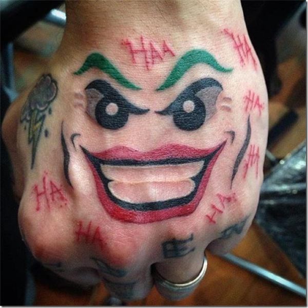 tatuaje sonrisa en la mano joker