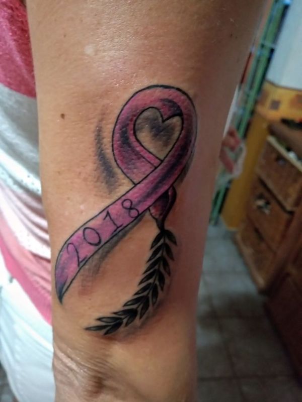 tatuajes cáncer de mama moño rosa