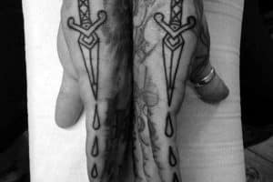 tatuajes de dagas pequeñas en la mano