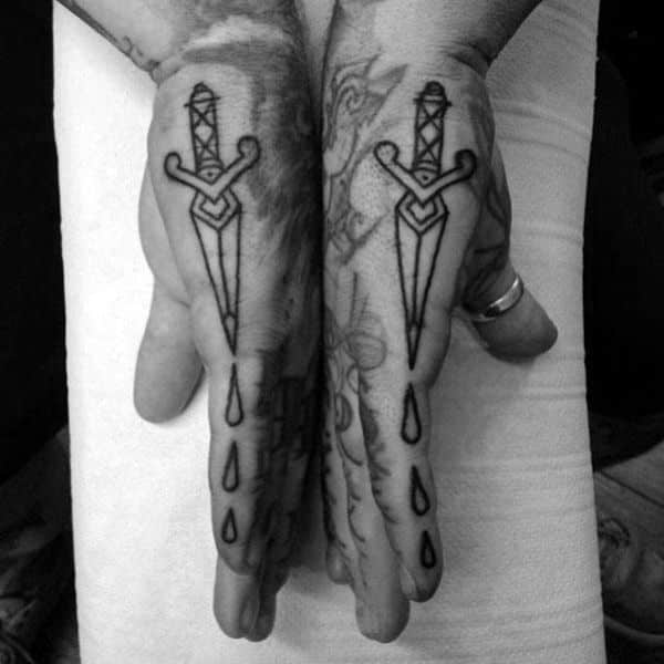 tatuajes de dagas pequeñas en la mano