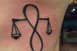 balanza de la justicia tatuaje alusión a signo zodiacal