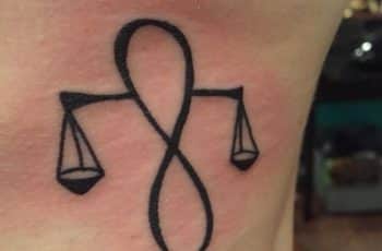 La balanza de la justicia tatuaje para abogados 2023