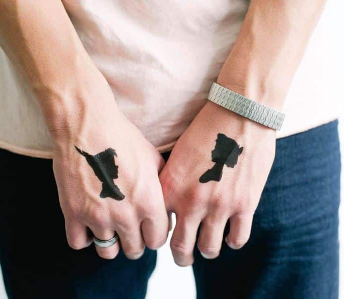 tatuaje Peter pan silueta en la manos