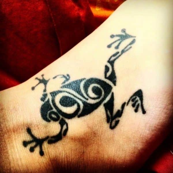 tatuajes de ranas para mujeres tribal