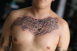 tatuajes en el pecho letras gangster