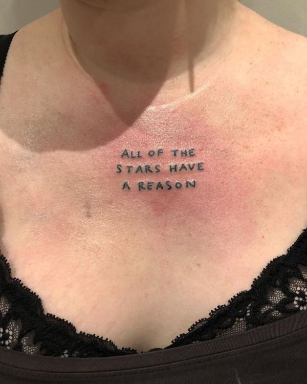 tatuajes en el pecho letras mujeres