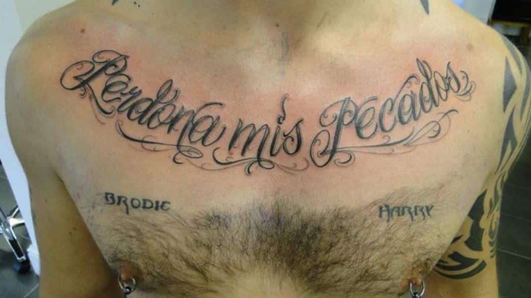 tatuajes en el pecho letras redención