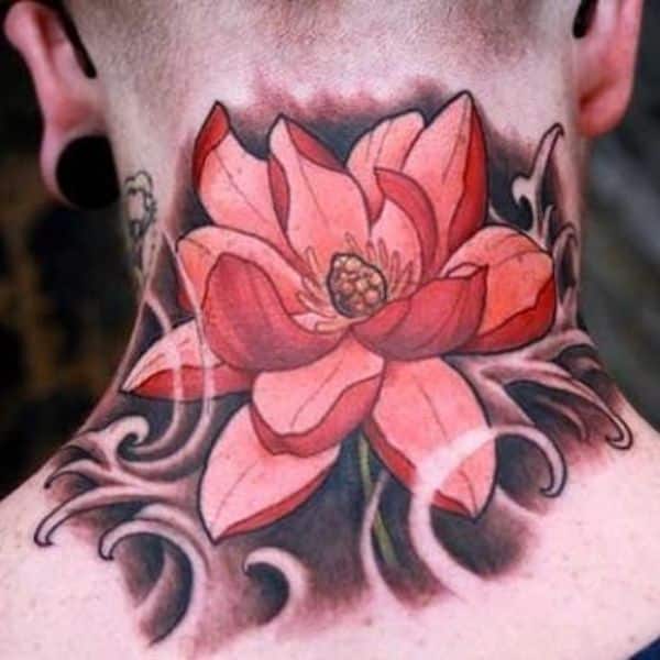 flor de loto roja tatuaje cuello