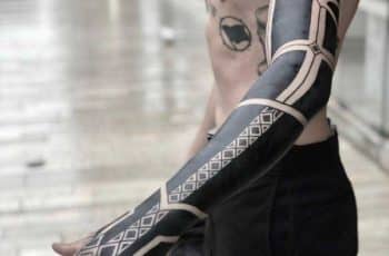 3 cualidades del tattoo black out geométrico en manga