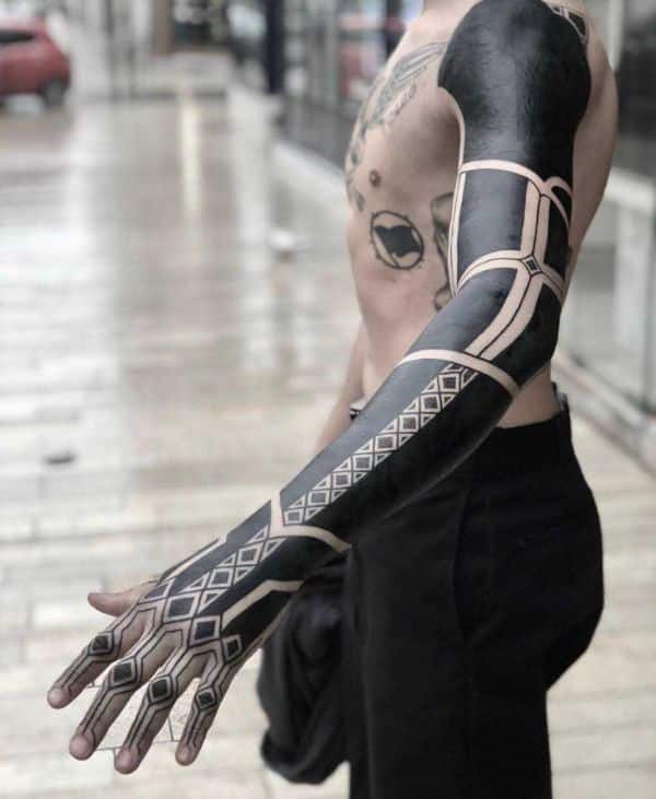 tattoo black out geometrico hasta los dedos