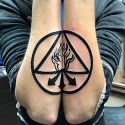 El simbólico tatuaje de John Constantine en 2 partes