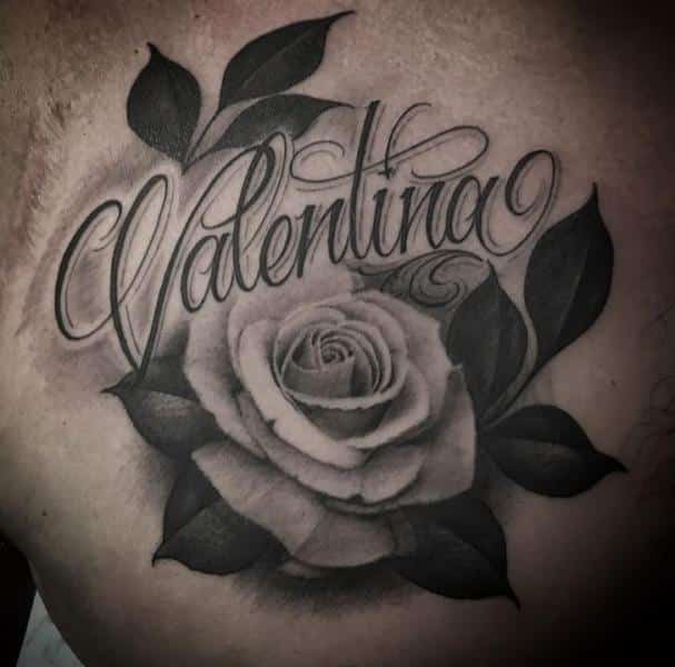 tatuaje de rosa en el pecho con nombre