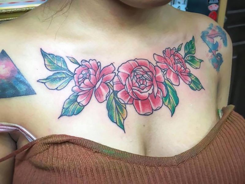 tatuaje de rosa en el pecho grande