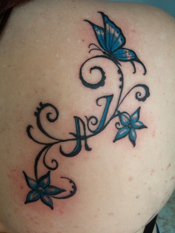 tatuajes de mariposas y letras iniciales