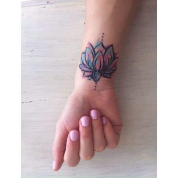 flor de loto azul tatuaje muñeca