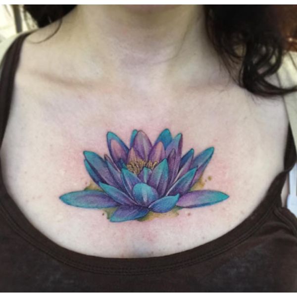 flor de loto azul tatuaje pecho