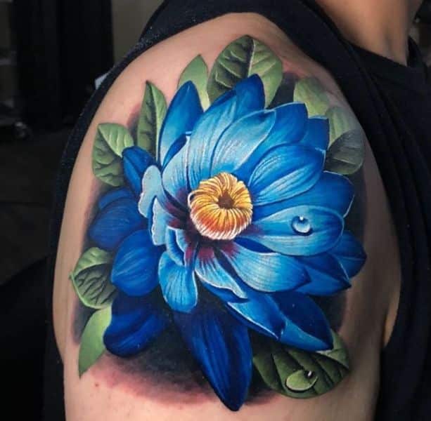 flor de loto azul tatuaje realista
