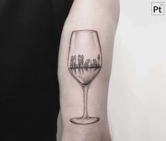 tatuaje copa de vino minimalista a la dotwork