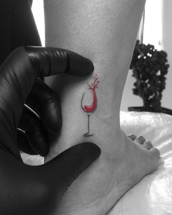 tatuaje copa de vino minimalista con un toque de color