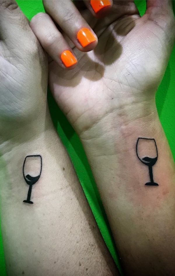 tatuaje copa de vino minimalista para parejas