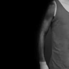 Los tatuajes blackout brazo hombre y sus 5 características