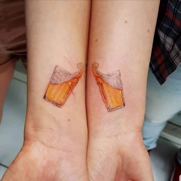 tatuajes para hacerse con amigos brindis con cerveza