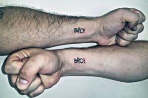 tatuajes para hacerse con amigos pequeñas letras