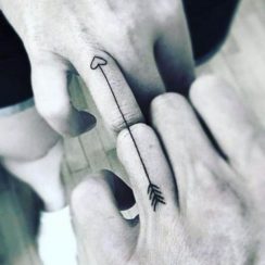 4 tatuajes pequeños para novios en la mano y muñeca