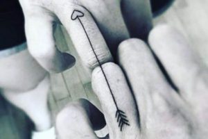 tatuajes pequeños para novios complemento en el dedo