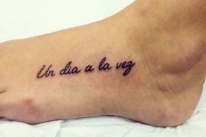 frases pequeñas para tatuajes en el pie