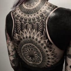 5 tatuajes en la espalda para mujer creativos y esplendidos