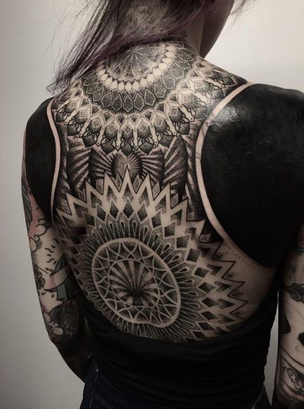 tatuajes en la espalda para mujer trabajo a negros