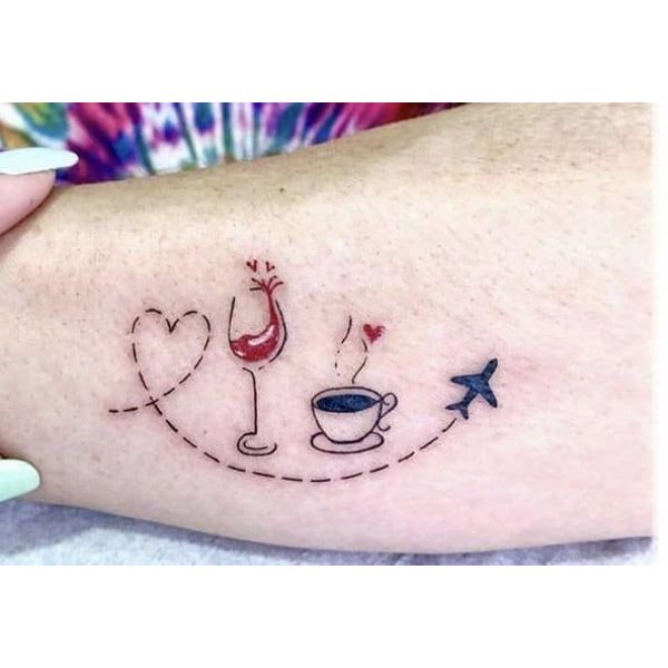 tatuaje copa de vino significado con avion