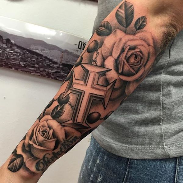 tatuajes católicos para hombres con rosas