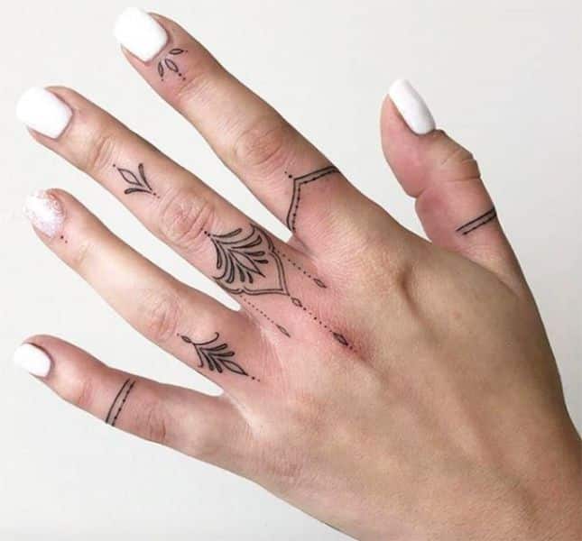 tatuajes en los dedos mujer mendhi