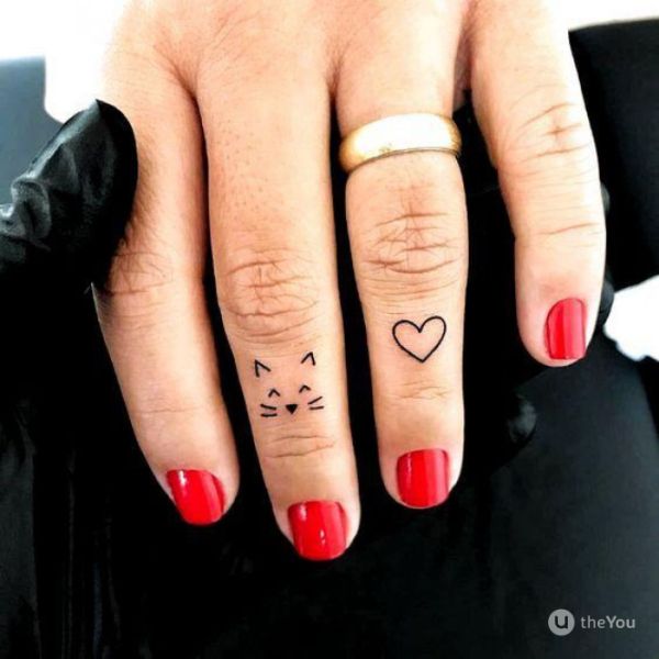 tatuajes en los dedos mujer minimalistas