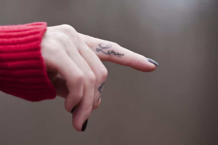 tatuajes en los dedos mujer palabras