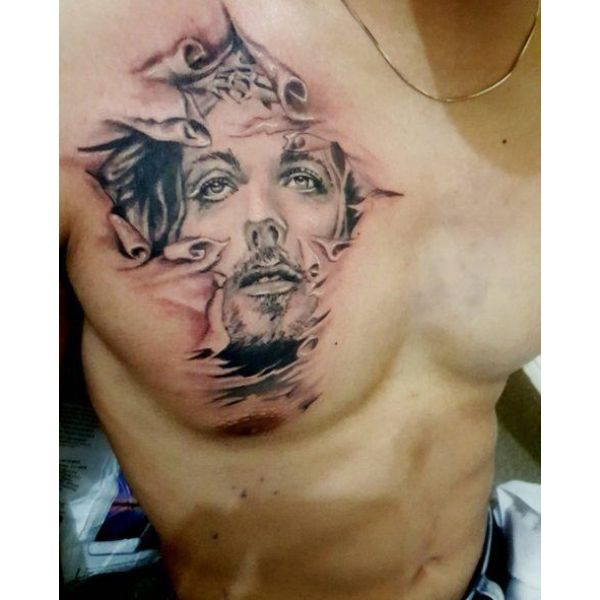 tatuajes religiosos en el pecho tipo retrato