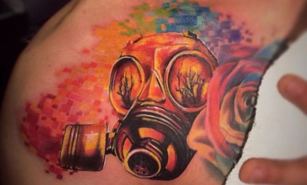máscara de gas tattoo a color