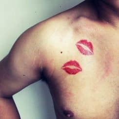 Los 2 colores en tatuajes de besos hombres diversas partes