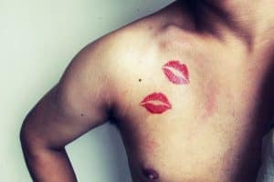 tatuajes de besos hombres toques de realismo