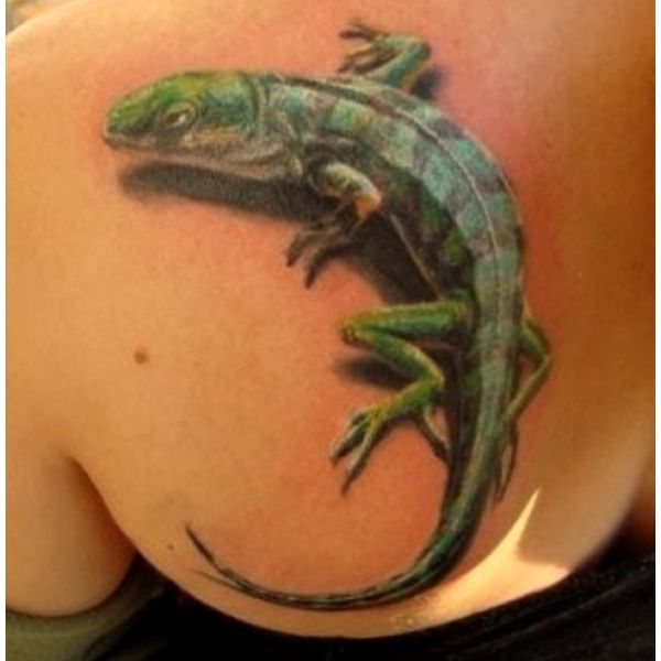 tatuajes de iguanas pequeñas en espalda