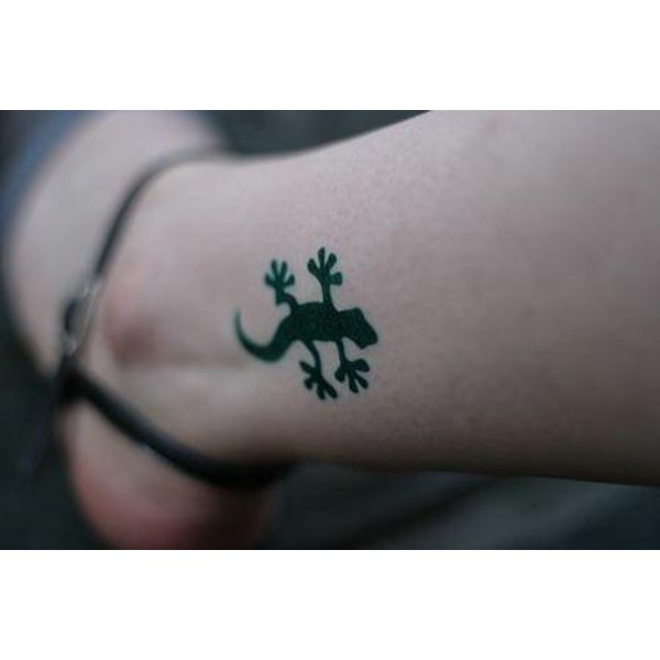 tatuajes de iguanas pequeñas negros