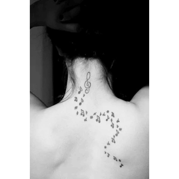 tatuajes de música en el cuello en la nuca