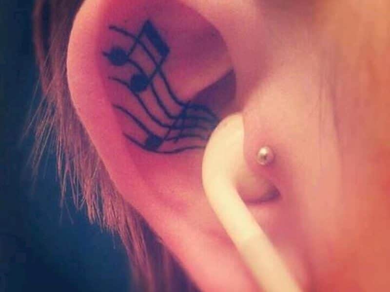 tatuajes de música en el cuello en la oreja