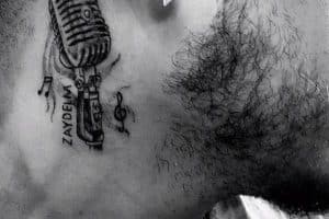 tatuajes de música en el cuello microfono