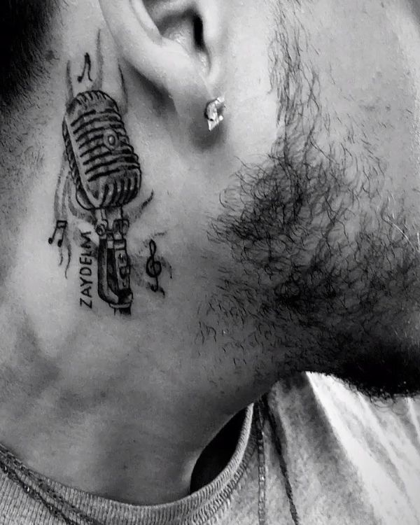 tatuajes de música en el cuello microfono