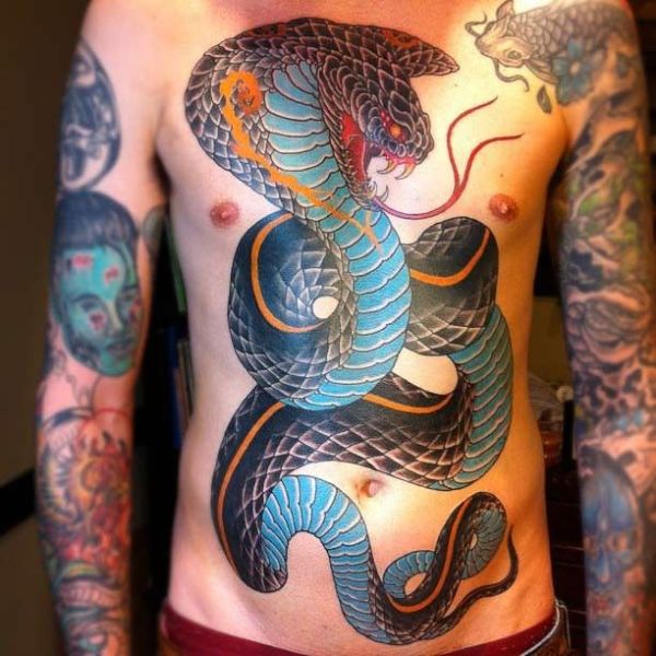 tatuajes de serpientes en el pecho enormes