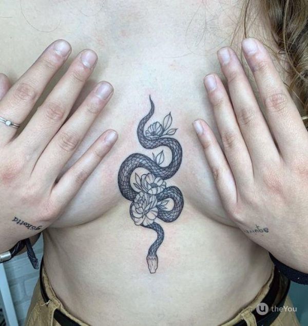 tatuajes de serpientes en el pecho pequeños para mujer